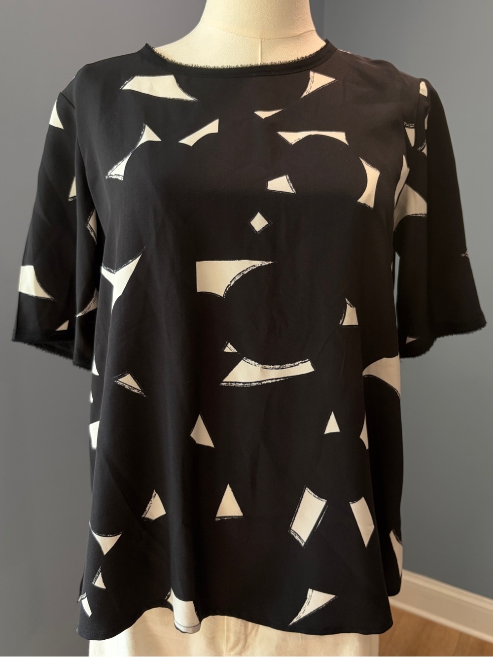 Vince 100% Silk Black White Abstract Print Short Sleeve Blouse Top XS